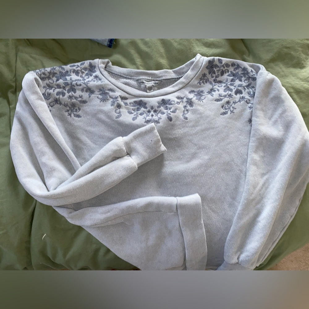 American eagle floral sweatshirt. Blue/purple
